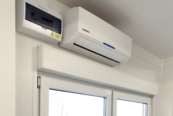 Klimatyzacja nad oknem